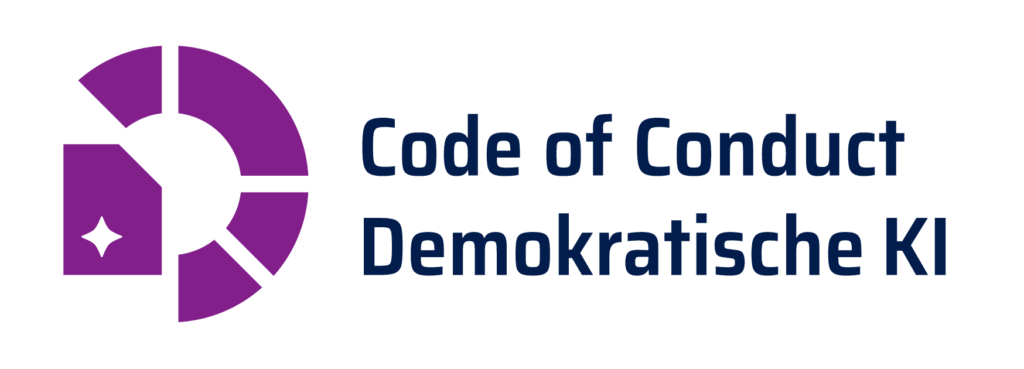 Logo Code of Conduct Demokratische KI, in Violet ein 2/3-Kreis in Violett, der wie ein Pie-Chart unterbrochen ist, in der Öffnung des Kreises eine stilisierte Datei im gleichen Violett